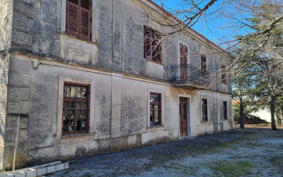 Roč – kuća i dvorište – CIJENA NA UPIT
