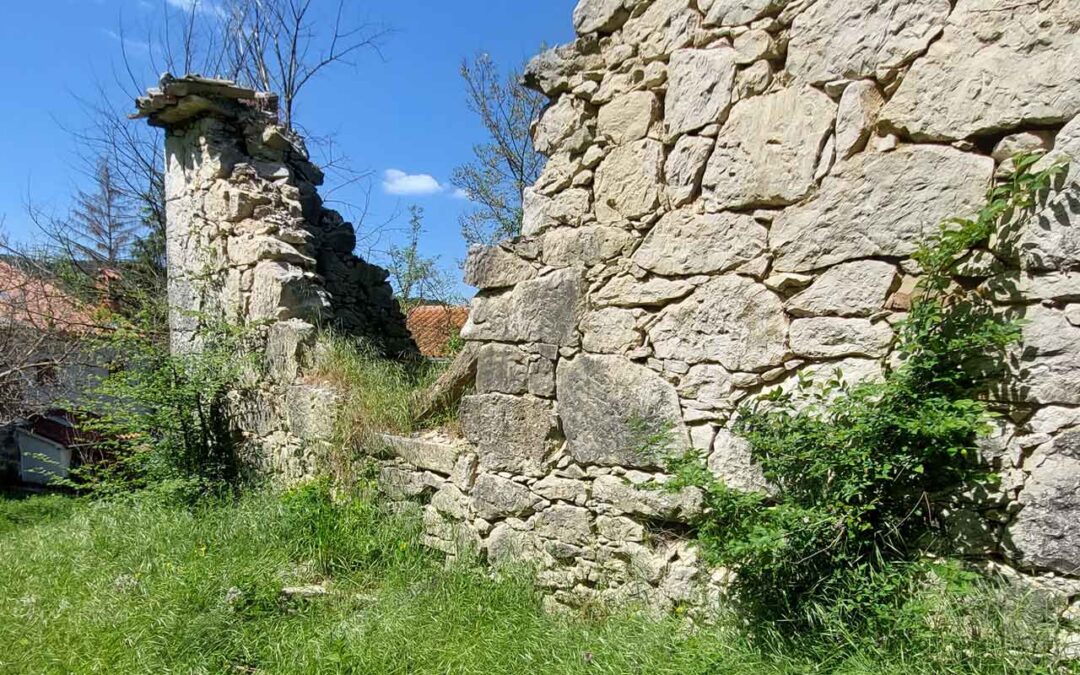 Okolica Roča – ruševna gospodarska zgrada i dvorište