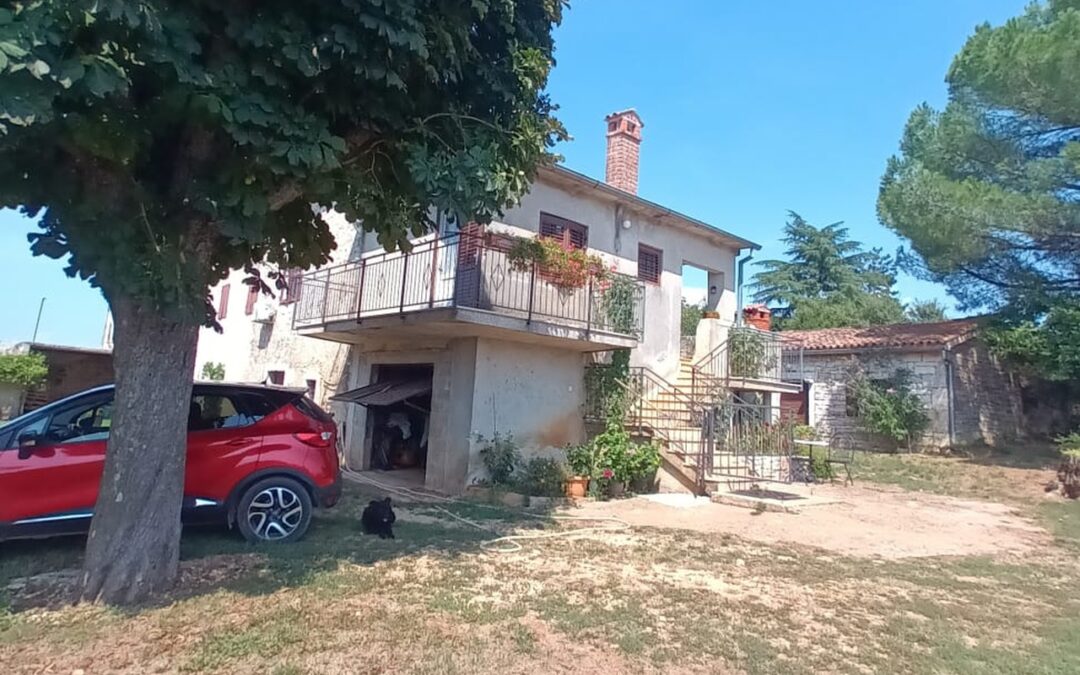 Sveti Lovreč – kamena kuća s dvorištem