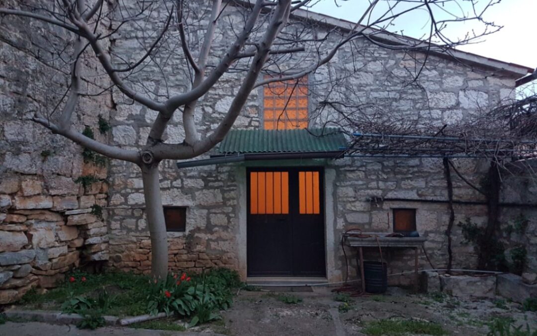 Sveti Lovreč – kamena kuća s dvorištem
