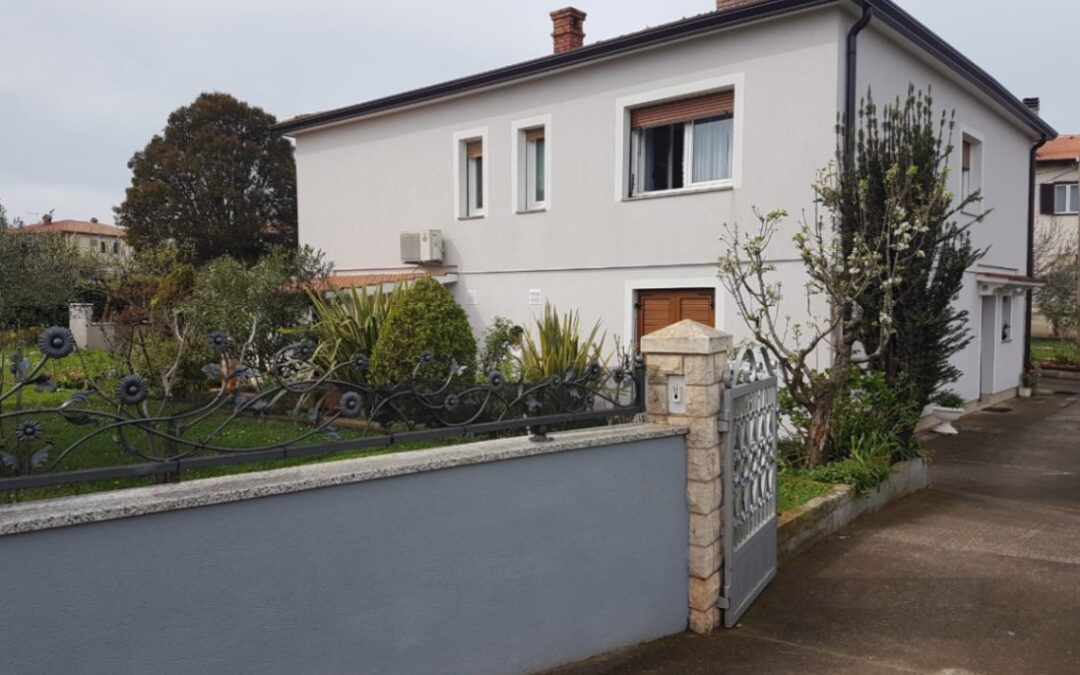 Umag – obiteljska kuća s 4 stana, dvorištem i garažom