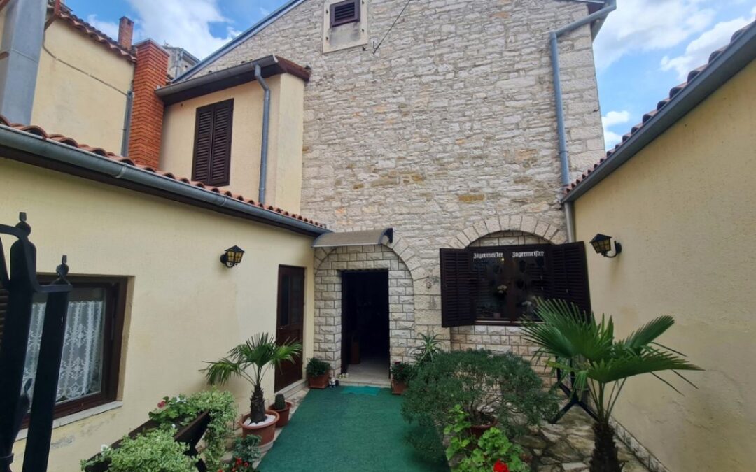 Buje – kuća s konobom, garažom i dvorištem