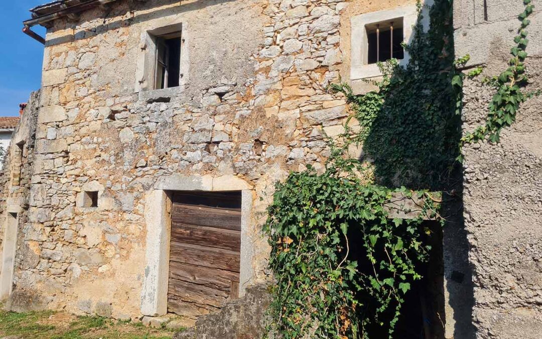 Pićan – kamena kuća s građevinskim zemljištem