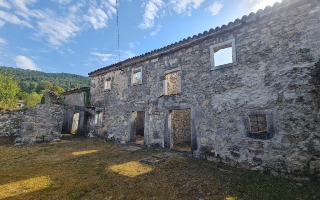 Trstenik – kamene kuće s građevinskim zemljištem