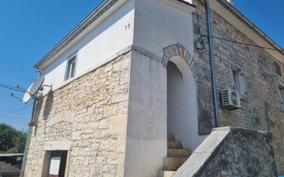 Baderna – kuća i gospodarska zgrada – NEDOSTUPNO