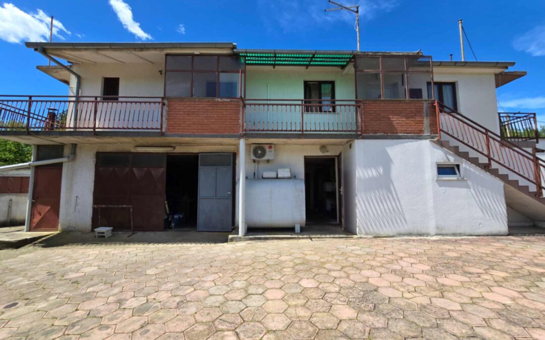 Buzet – samostojeća kuća s građevinskim zemljištem