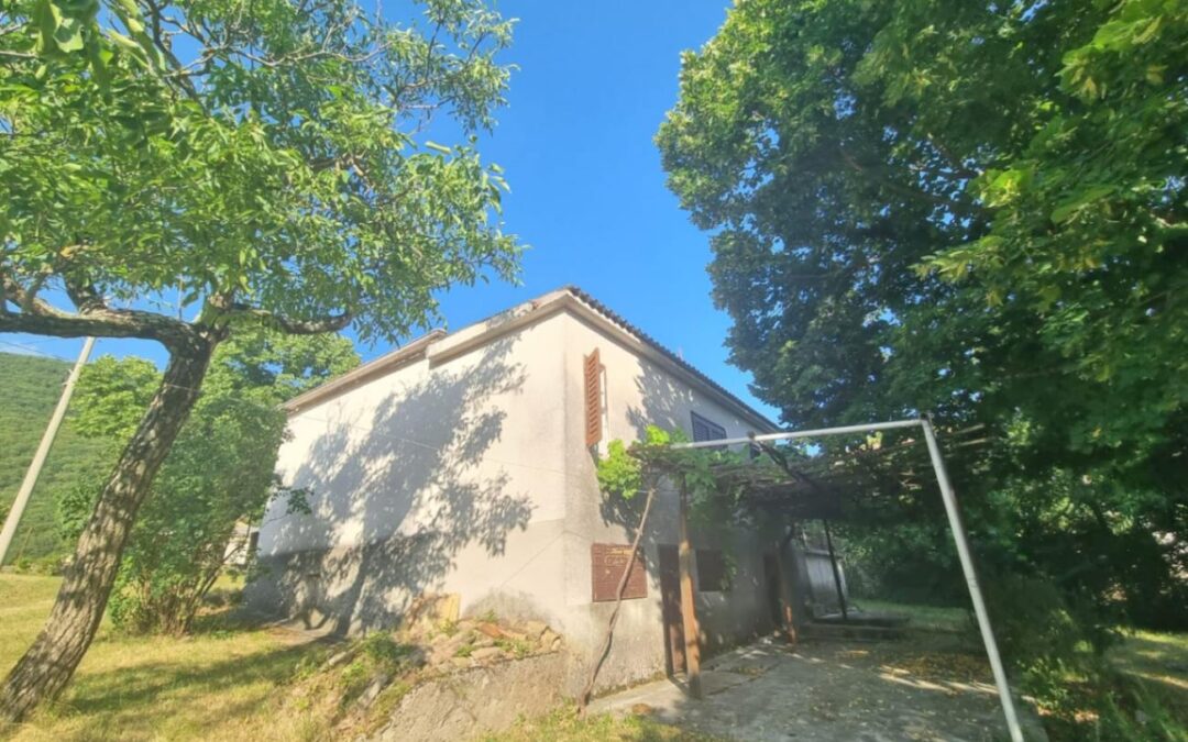 Lupoglav – kuća s građevinskim zemljištem