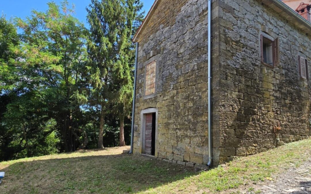 Buzet – kamena kuća s građevinskim zemljištem – SAMO KOD NAS