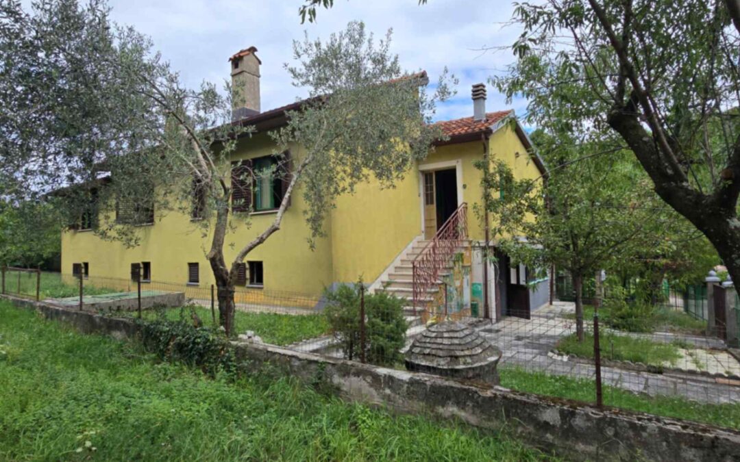 Lupoglav – samostojeća kuća s dvorištem i građevinskim zemljištem – SAMO KOD NAS