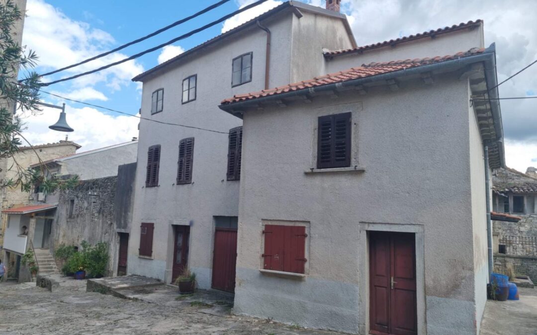 Buzet – kamena kuća s dvorištem – SAMO KOD NAS