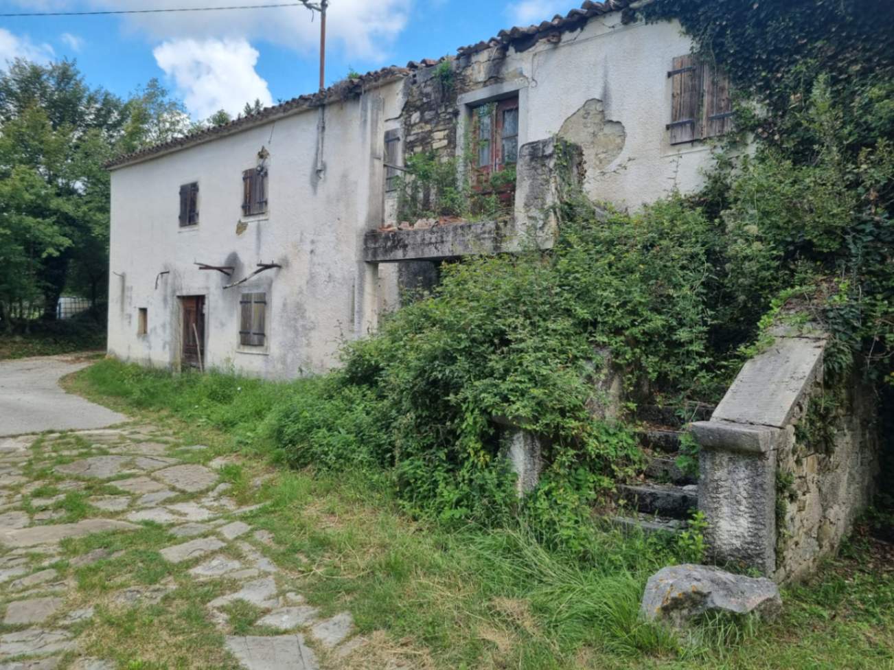 Buzet - kamena kuća sa stajom i građevinskim zemljištem - Possesso nekretnine
