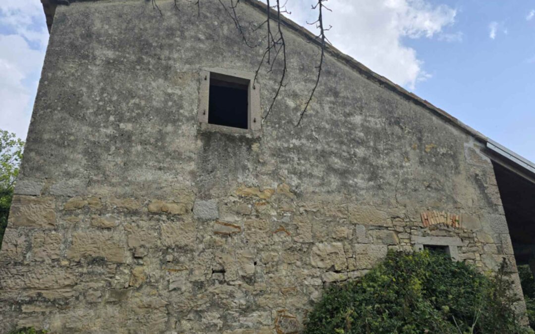 Draguć – kamena kuća s građevinskim zemljištem