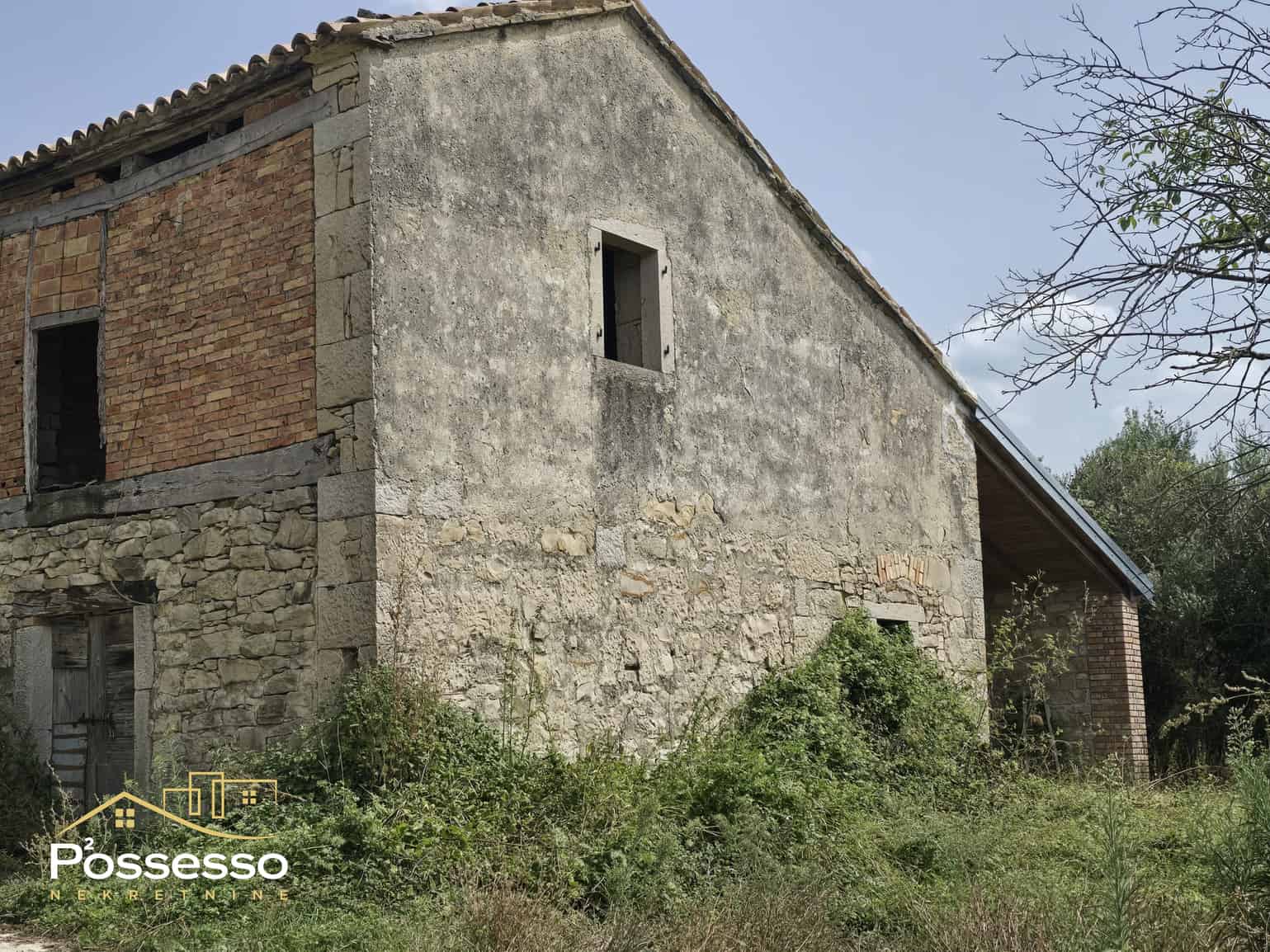 Draguć - kamena kuća s građevinskim zemljištem - Possesso nekretnine