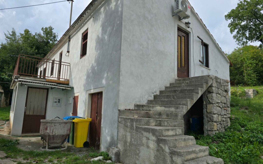 Lupoglav – kamena kuća s dodatnim objektima i građevinskim zemljištem