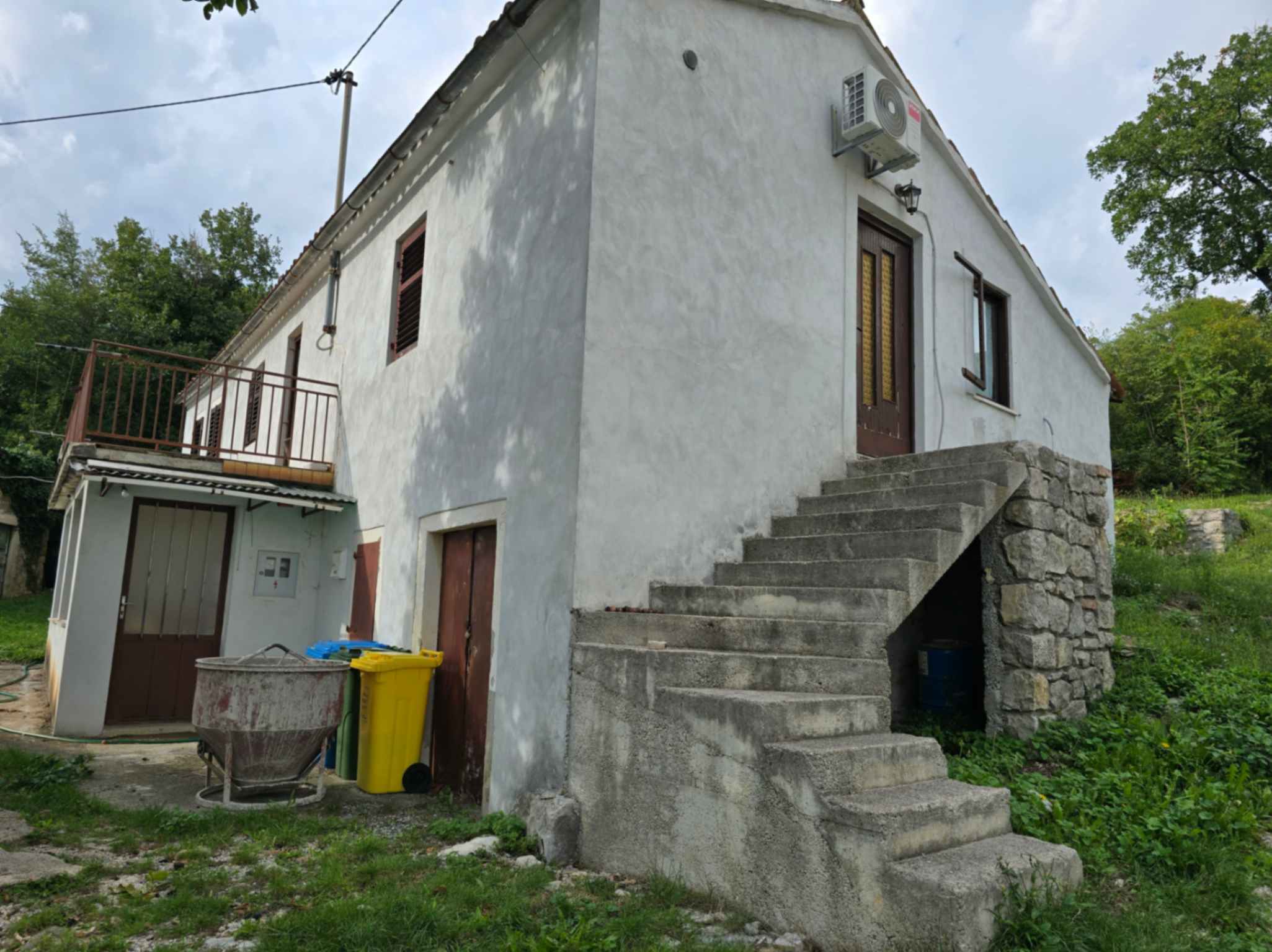 Lupoglav - kamena kuća s dodatnim objektima i građevinskim zemljištem - Possesso nekretnine