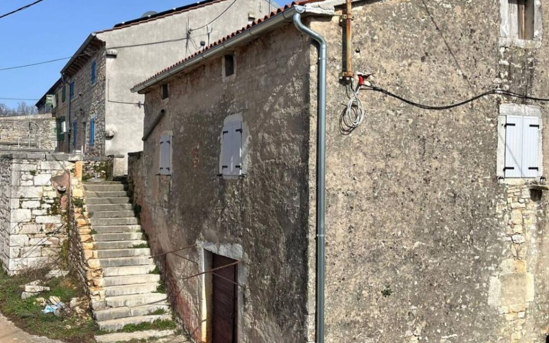 Višnjan – kamena kuća u fazi obnove s gospodarskim objektom