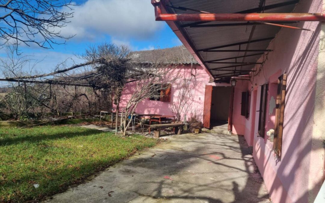 Lupoglav – samostojeća kuća s dvorištem