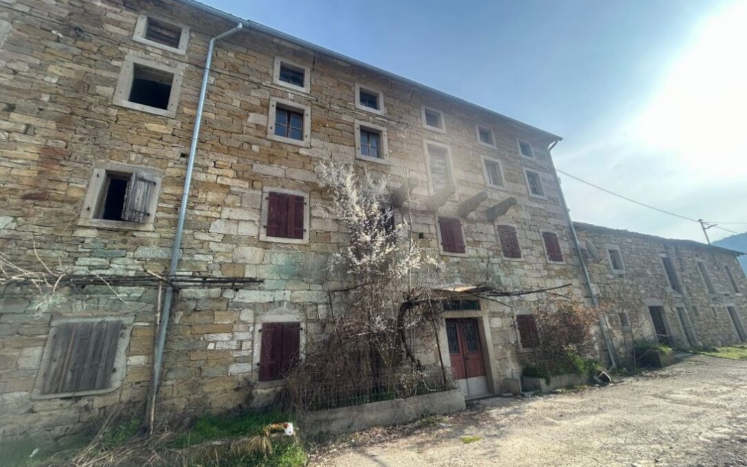 Buzet – kamene kuće s dvorištem