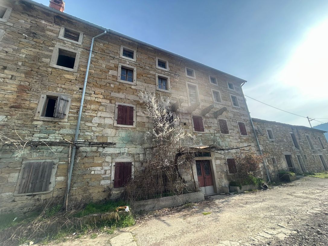 Buzet - kamene kuće s dvorištem - Possesso nekretnine