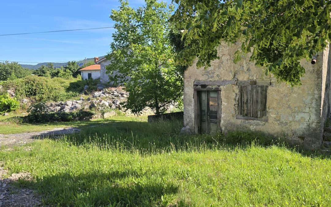 Ročko polje – kamena kuća s dvorištem – SAMO KOD NAS