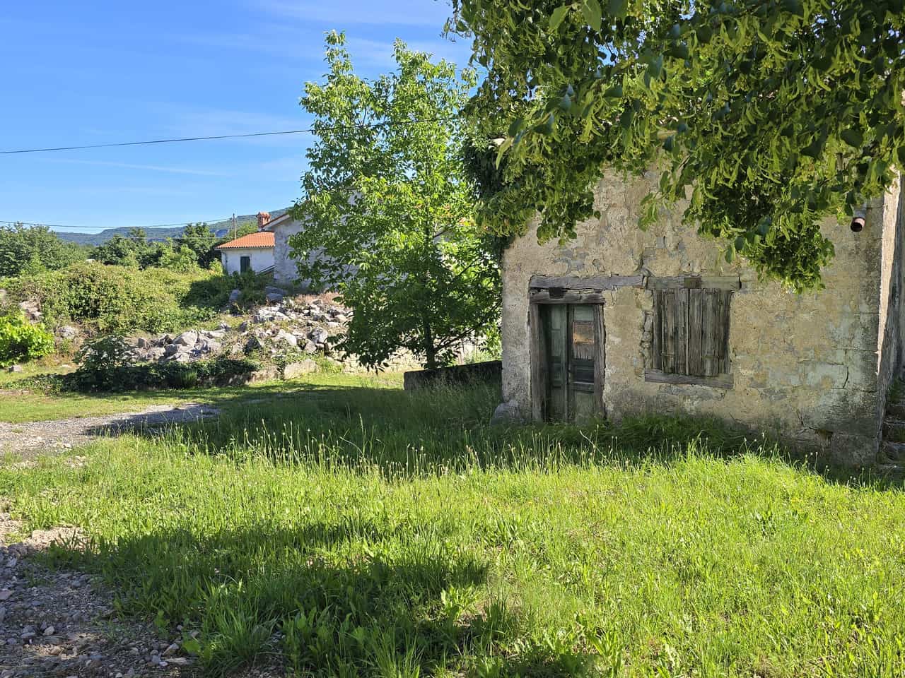 Ročko polje - kamena kuća s dvorištem - Possesso nekretnine