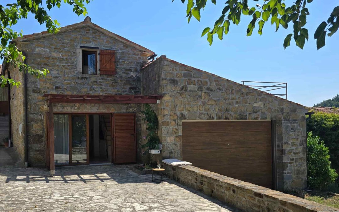 Buzet – Vrh – kamena kuća s dvorištem