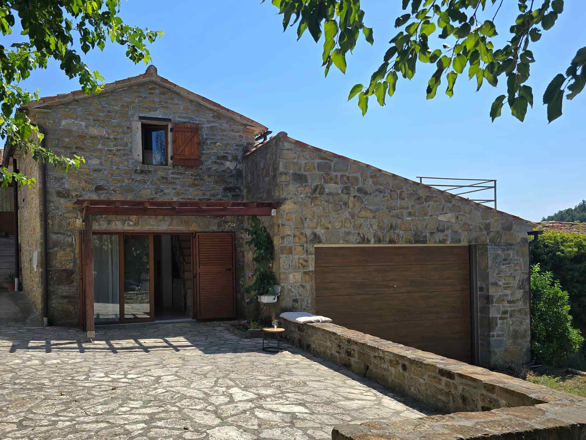 Buzet - Vrh - kamena kuća s dvorištem - Possesso nekretnine