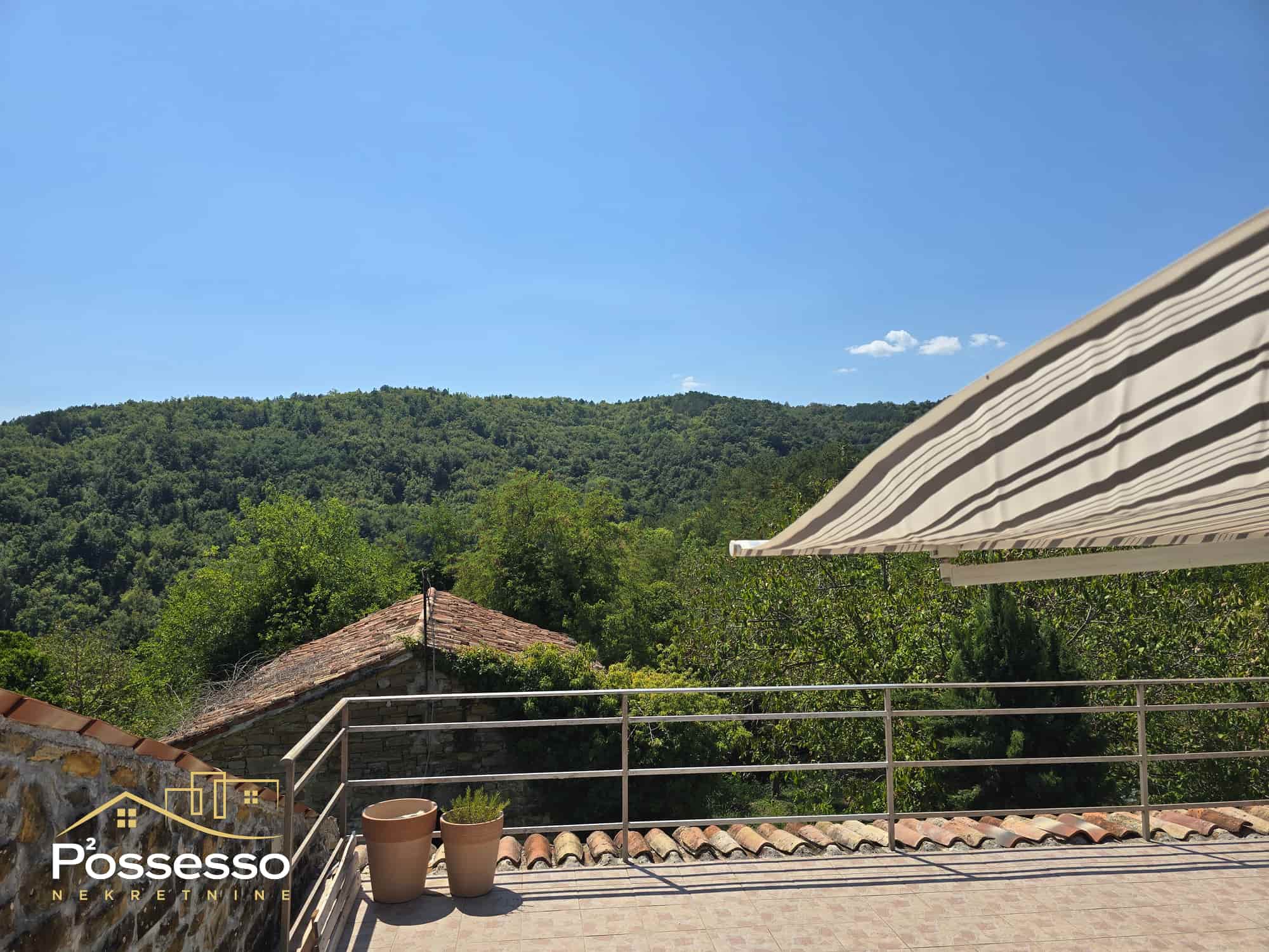 Buzet - Vrh - kamena kuća s dvorištem - Possesso nekretnine