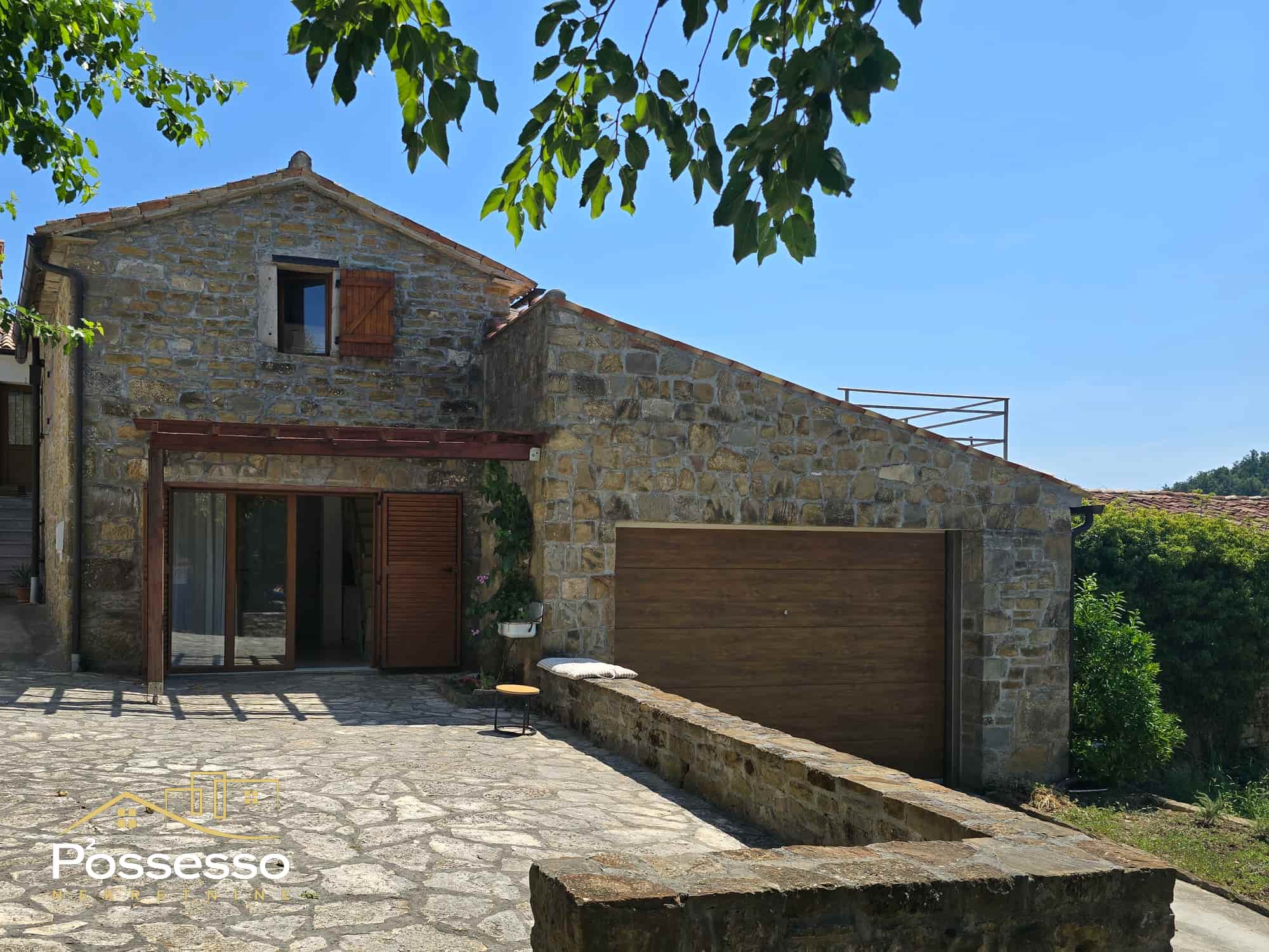 Buzet - Vrh - kamena kuća s dvorištem - Possesso nekretnine
