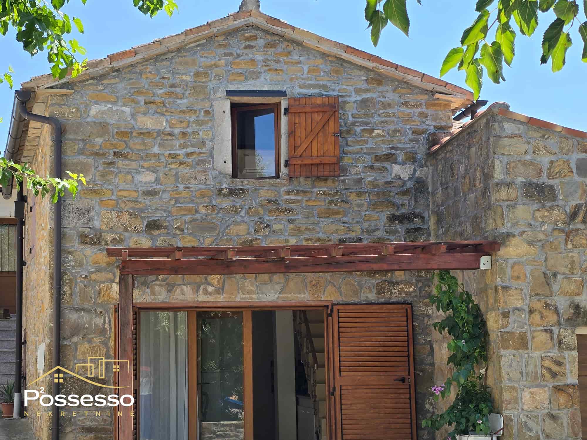 Buzet - Vrh - kamena kuća s dvorištem - Possesso nekretnine