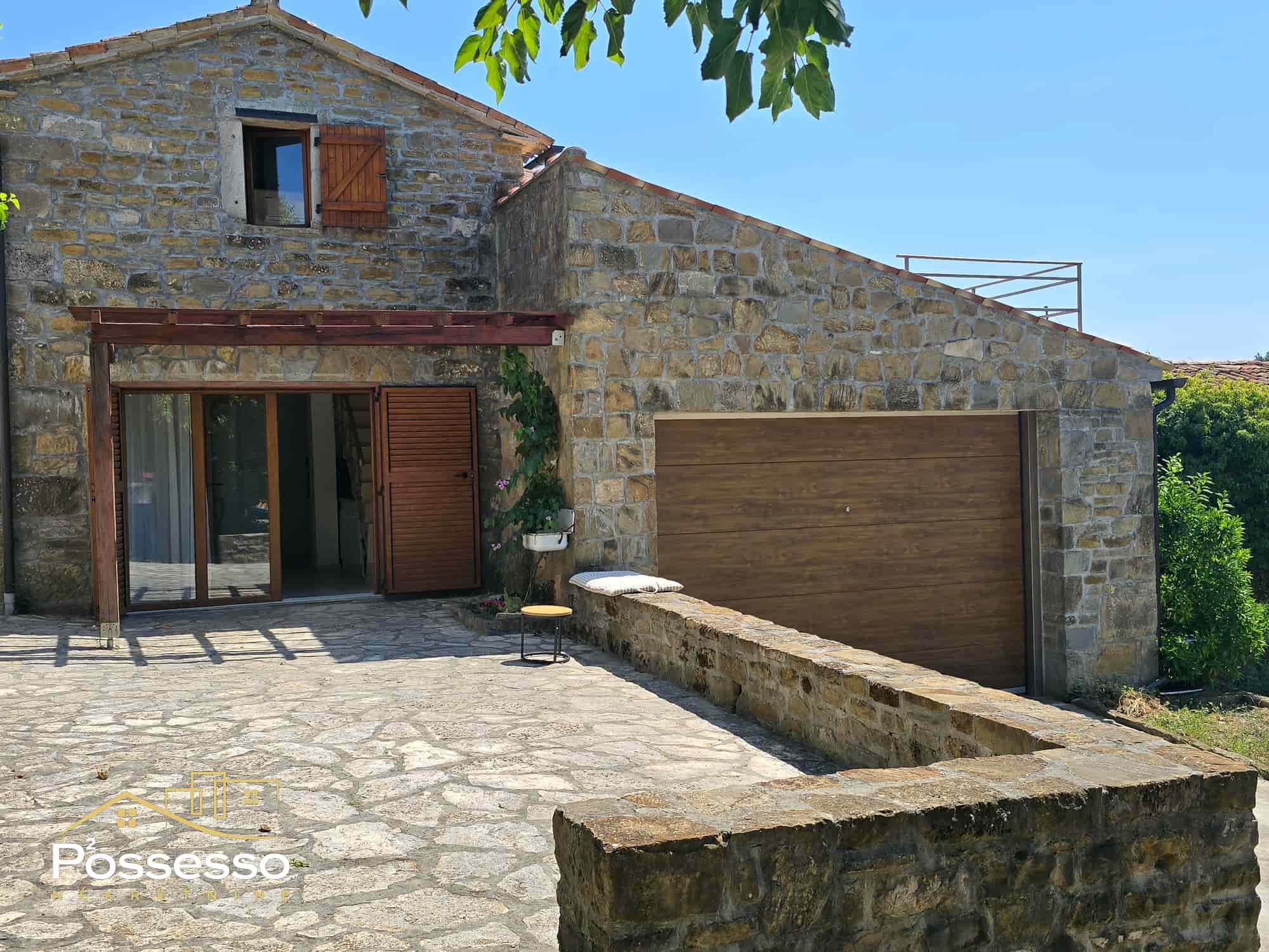 Buzet - Vrh - kamena kuća s dvorištem - Possesso nekretnine