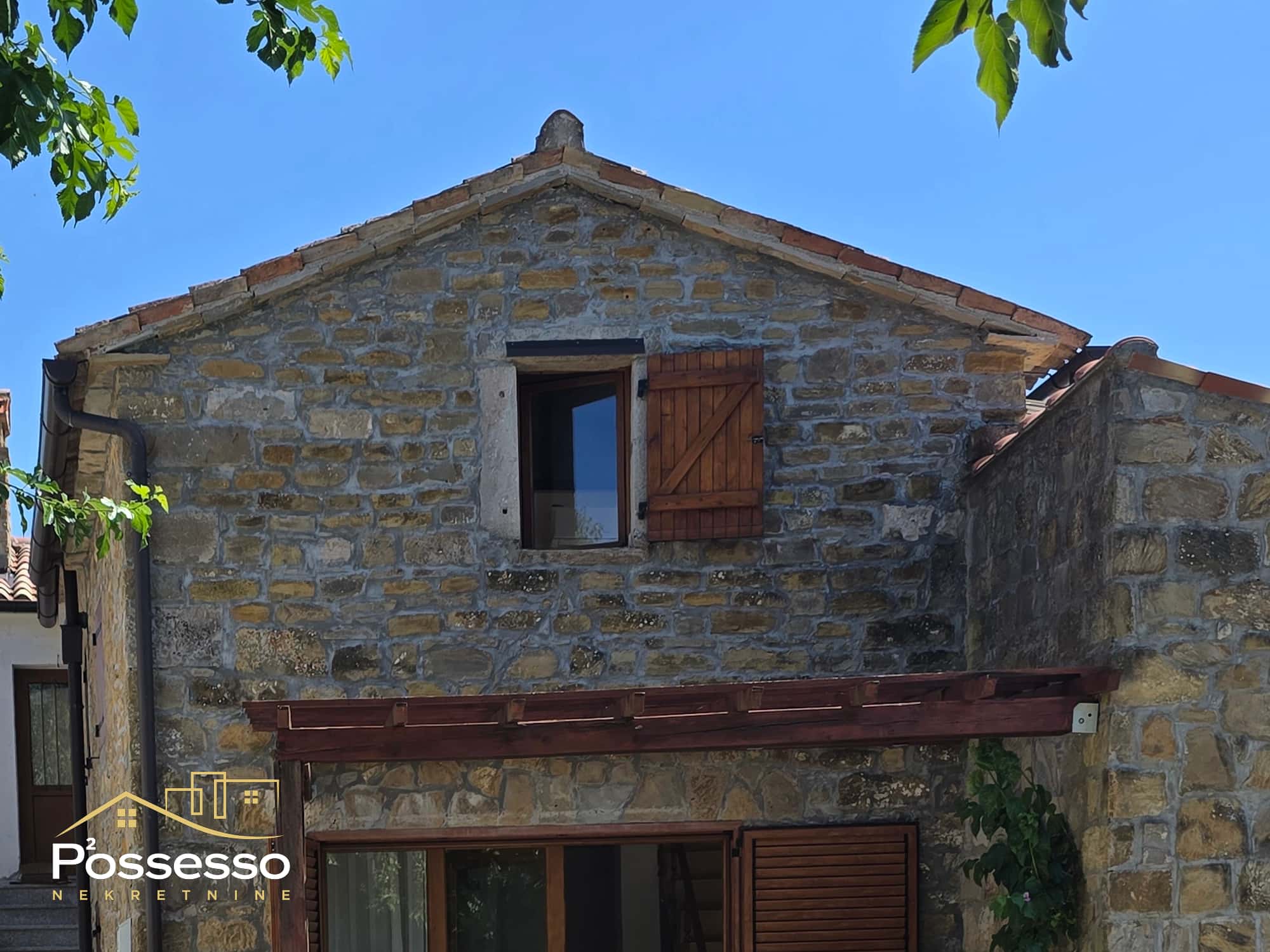 Buzet - Vrh - kamena kuća s dvorištem - Possesso nekretnine