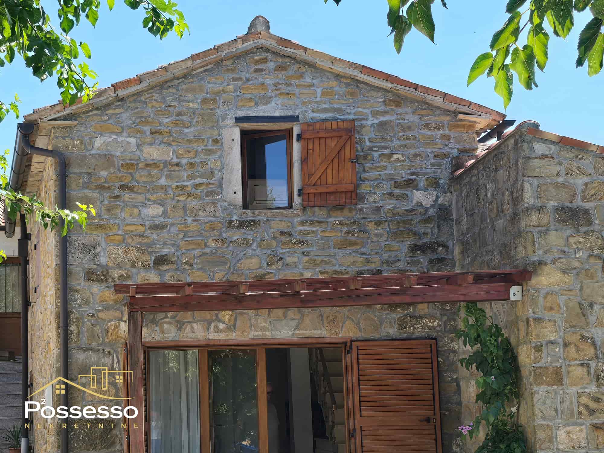 Buzet - Vrh - kamena kuća s dvorištem - Possesso nekretnine