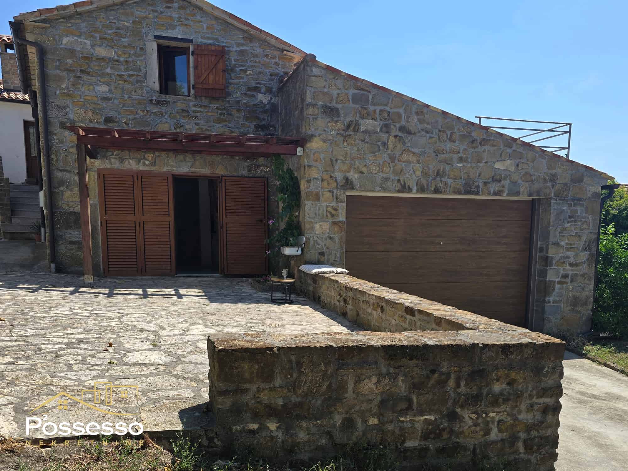 Buzet - Vrh - kamena kuća s dvorištem - Possesso nekretnine