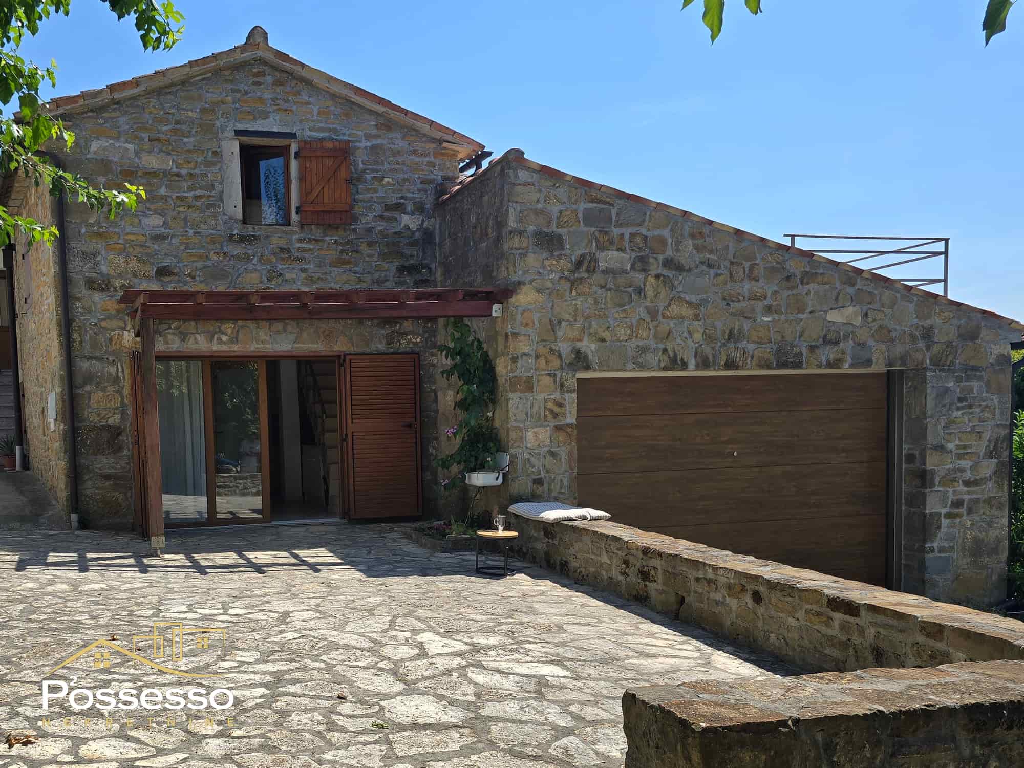 Buzet - Vrh - kamena kuća s dvorištem - Possesso nekretnine