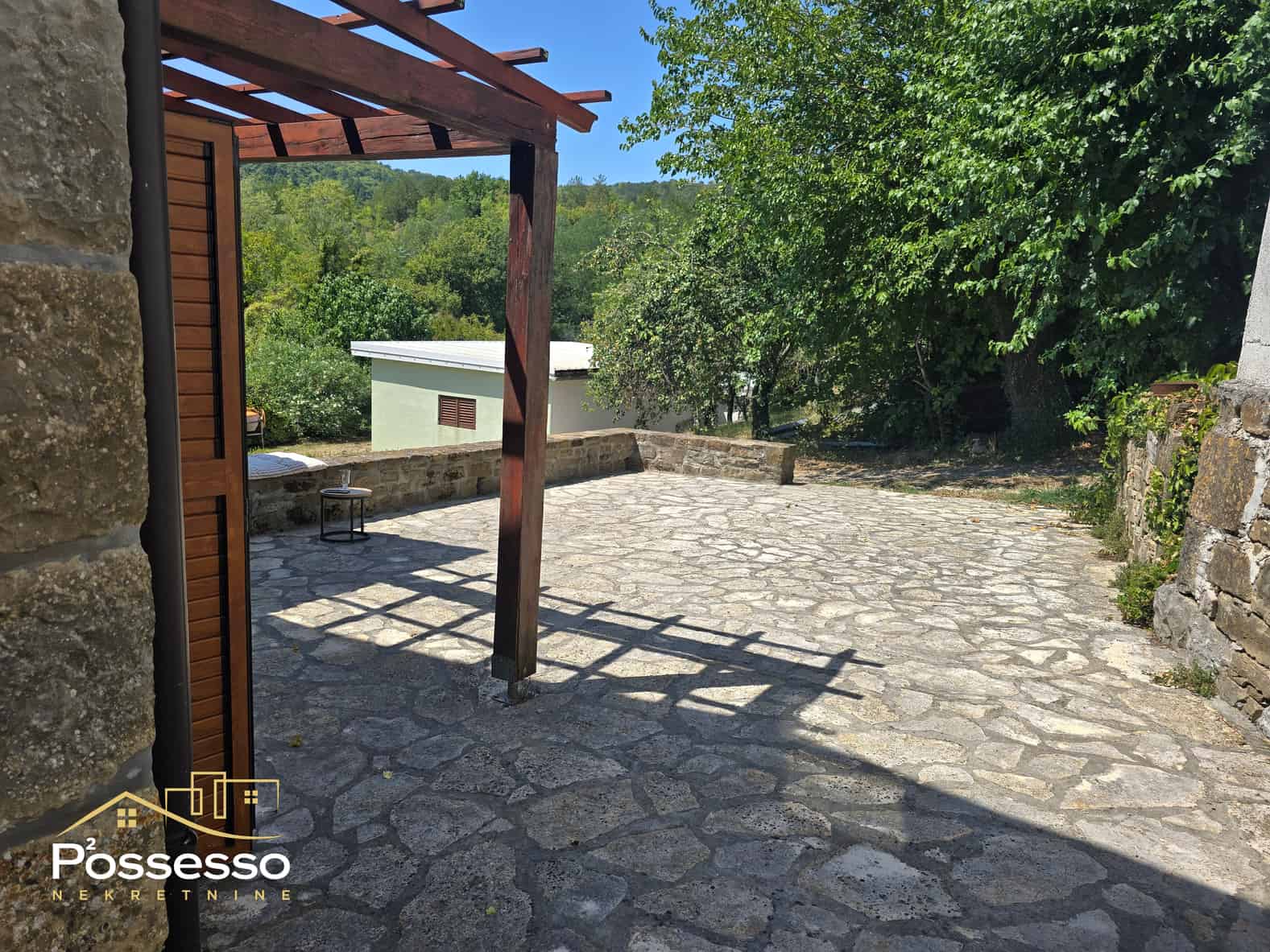 Buzet - Vrh - kamena kuća s dvorištem - Possesso nekretnine