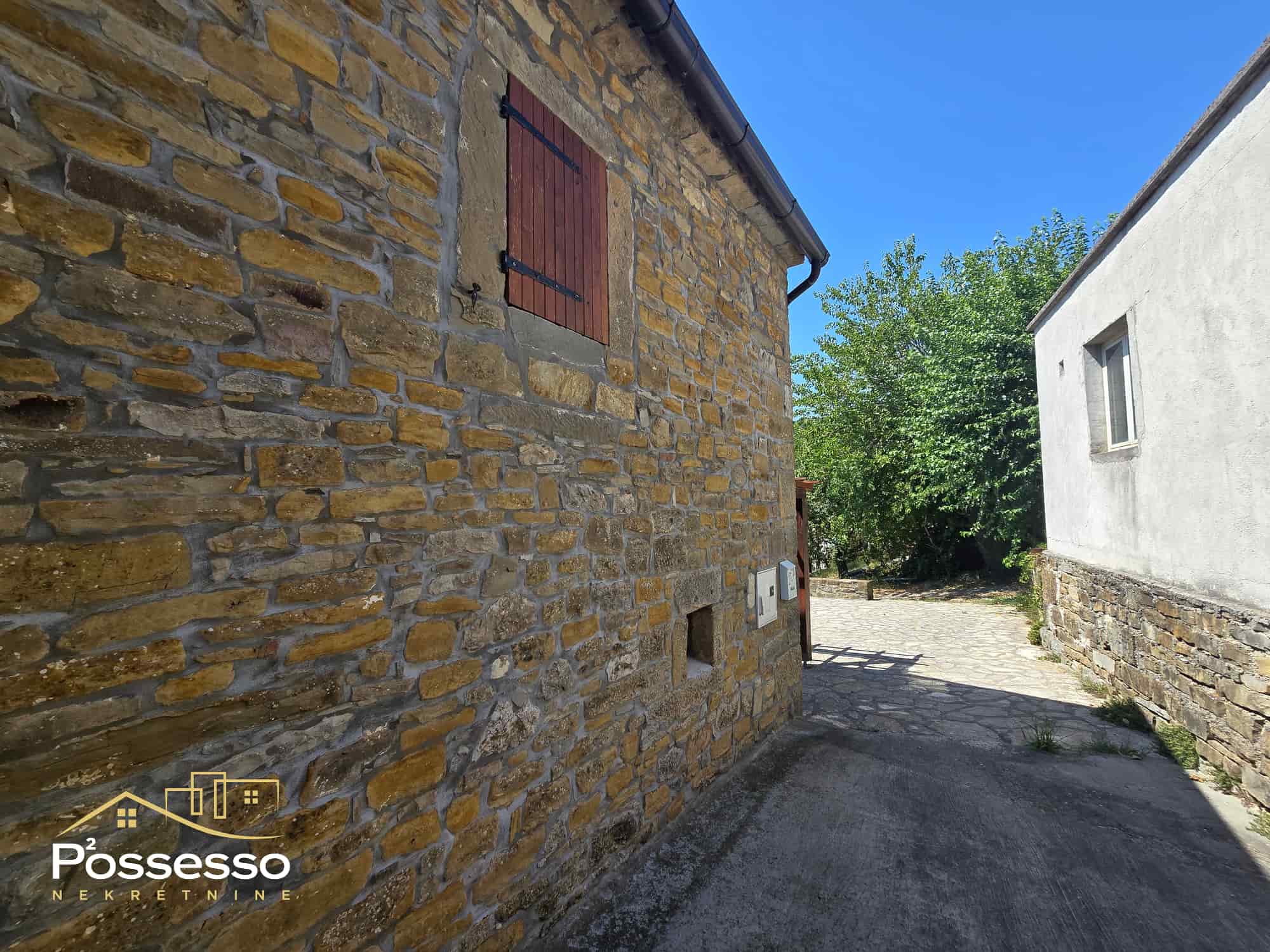 Buzet - Vrh - kamena kuća s dvorištem - Possesso nekretnine