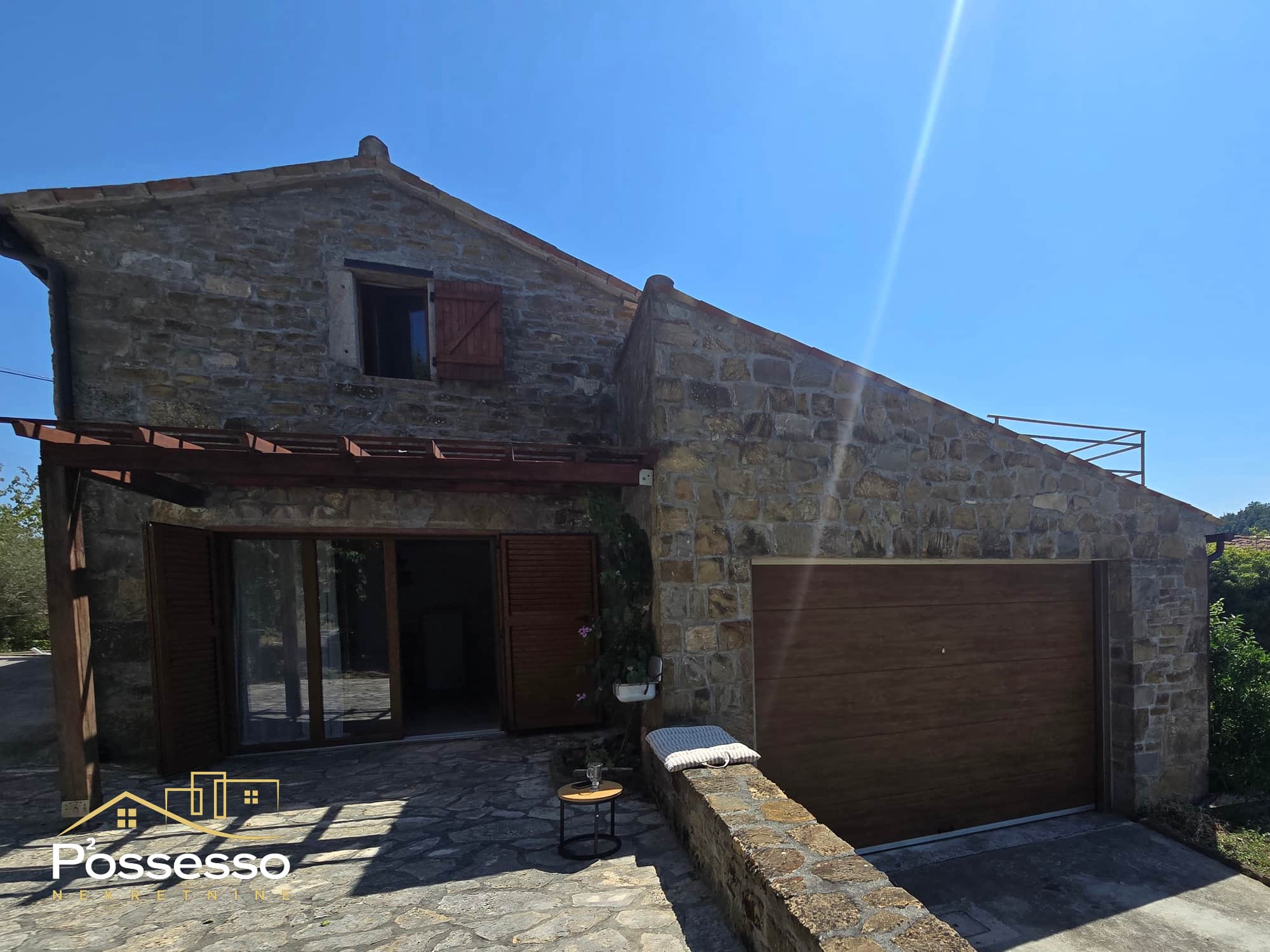 Buzet - Vrh - kamena kuća s dvorištem - Possesso nekretnine