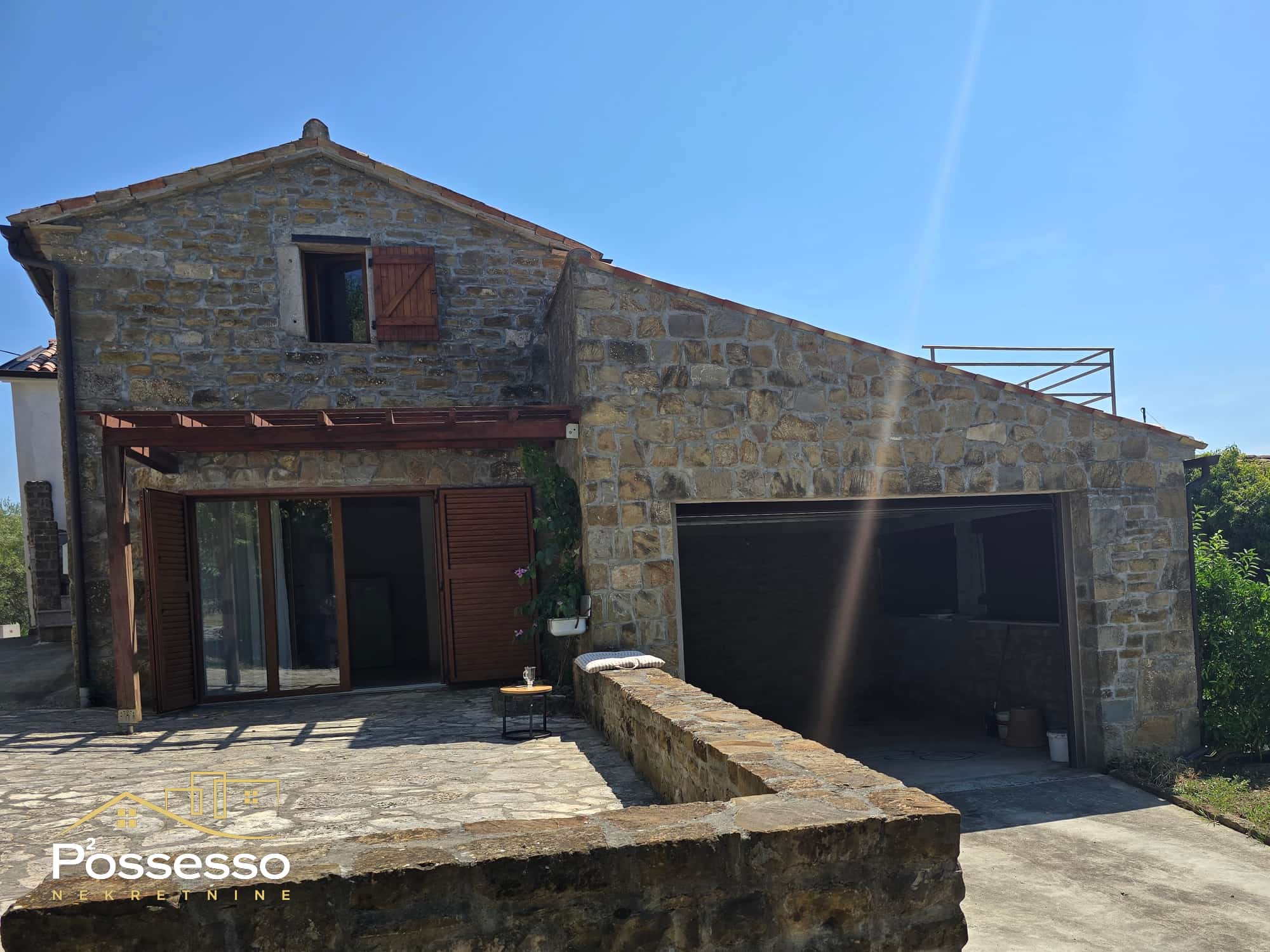 Buzet - Vrh - kamena kuća s dvorištem - Possesso nekretnine