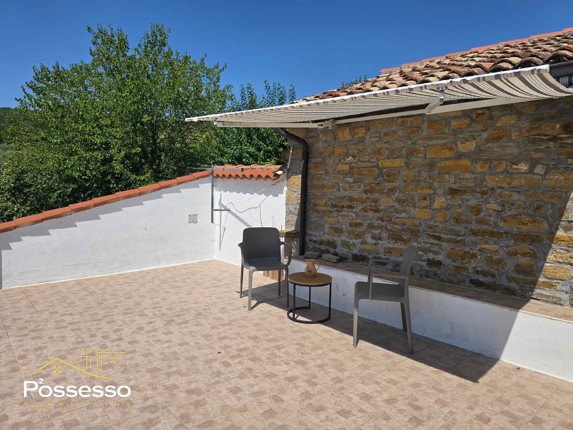 Buzet - Vrh - kamena kuća s dvorištem - Possesso nekretnine