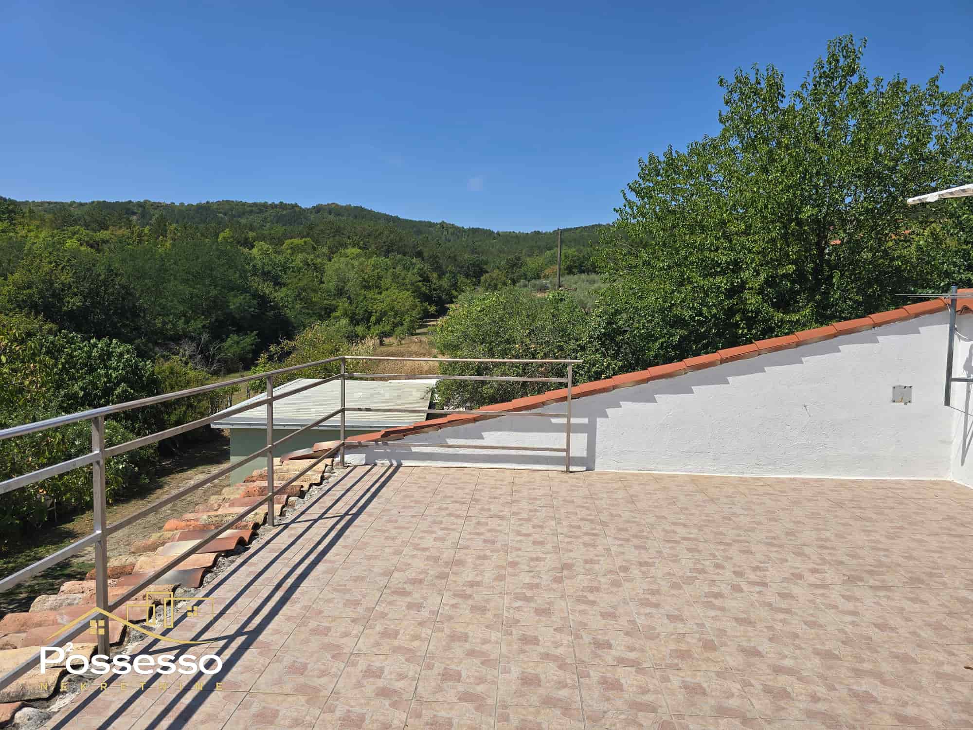 Buzet - Vrh - kamena kuća s dvorištem - Possesso nekretnine