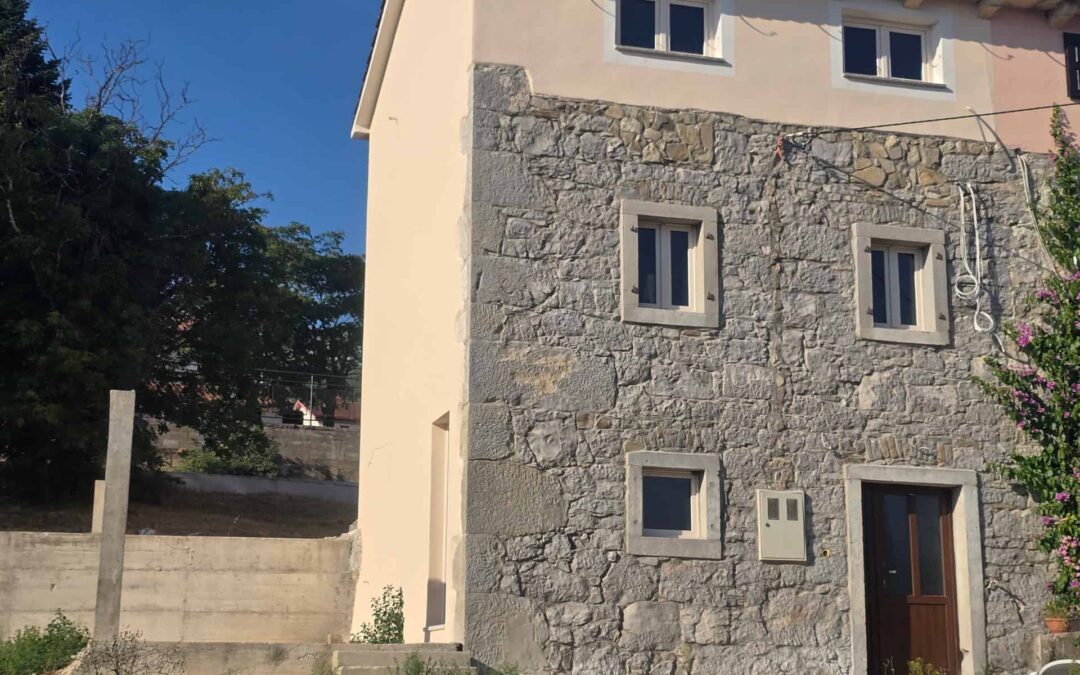 Buzet – kamena kuća s okućnicom