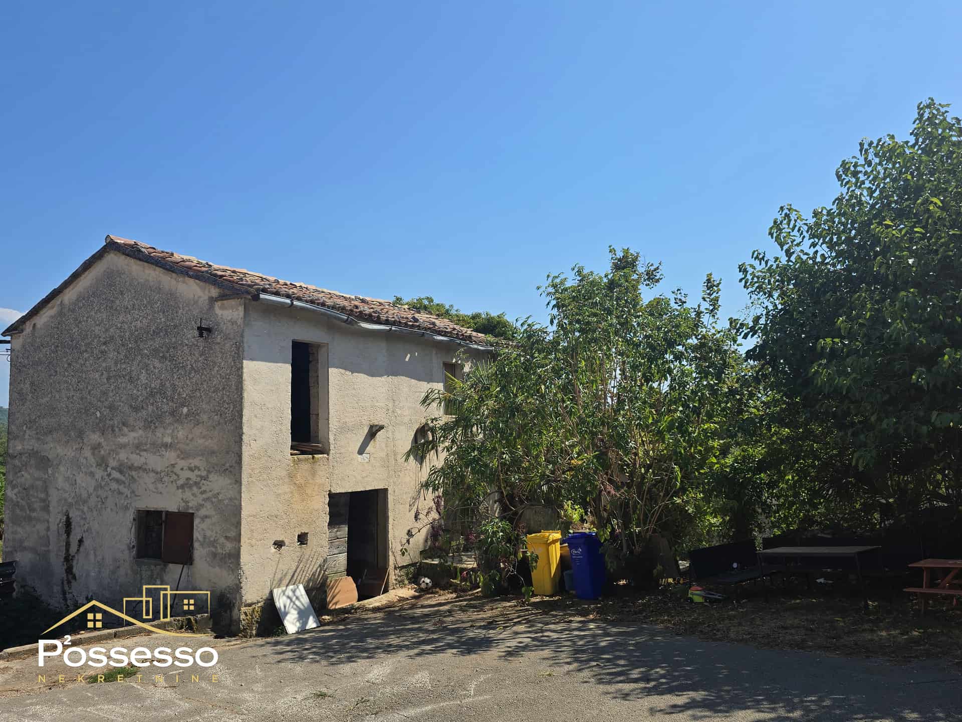 Buzet - samostojeći gospodarski objekt s okućnicom - Possesso nekretnine