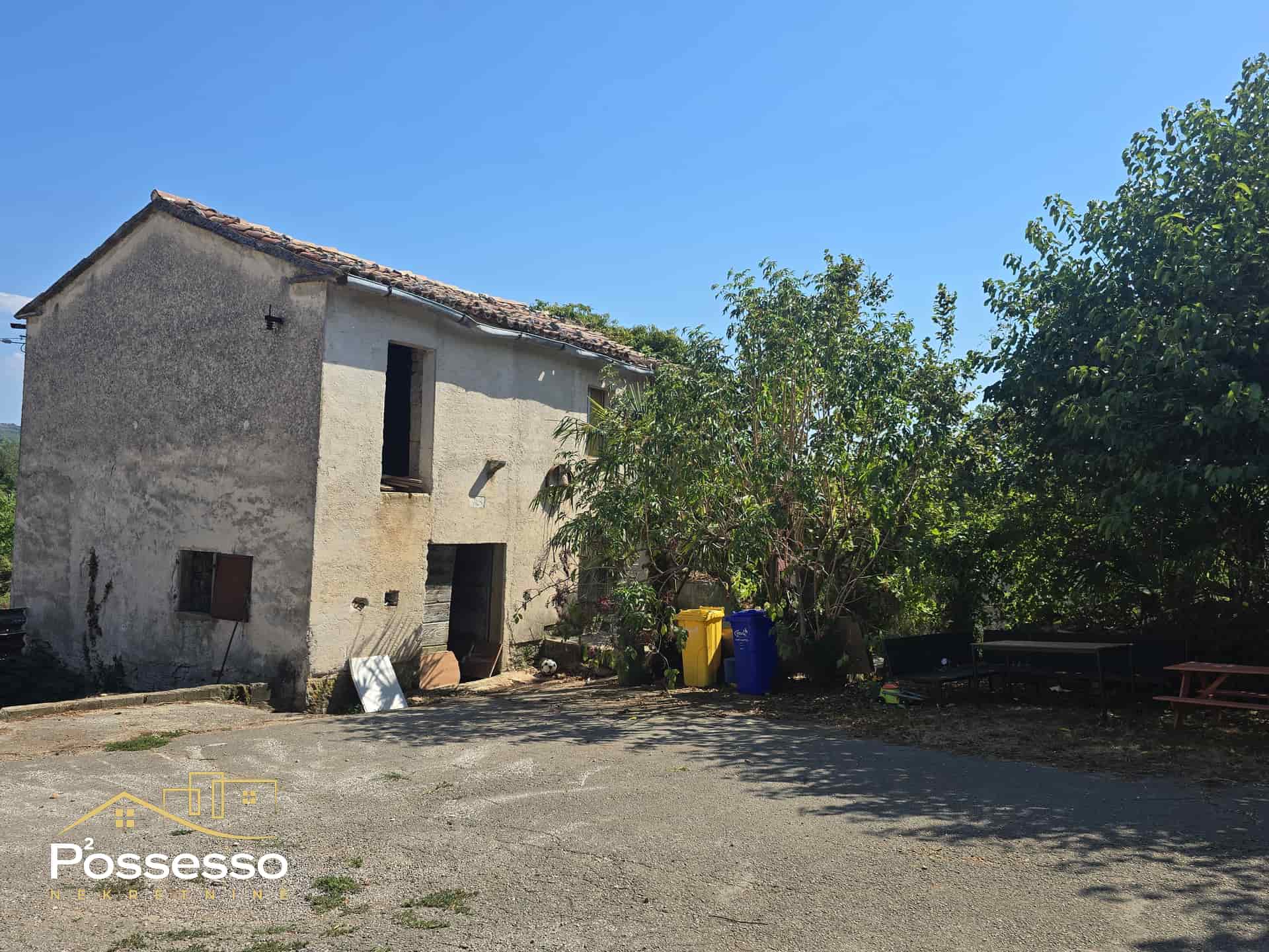 Buzet - samostojeći gospodarski objekt s okućnicom - Possesso nekretnine