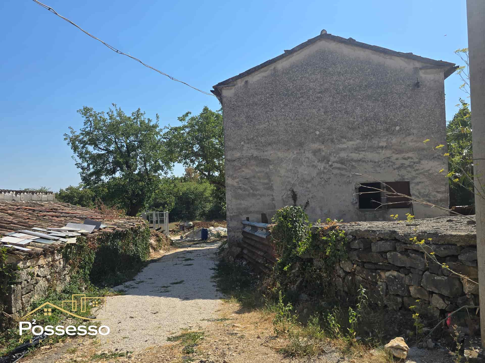 Buzet - samostojeći gospodarski objekt s okućnicom - Possesso nekretnine