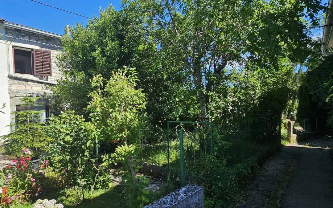 Zabrežani – kamena kuća u nizu s okućnicom