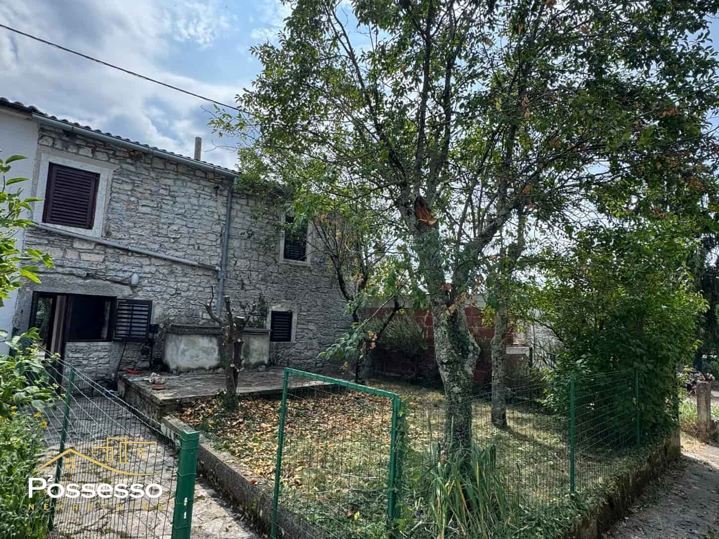Zabrežani - kamena kuća u nizu s okućnicom - Possesso nekretnine
