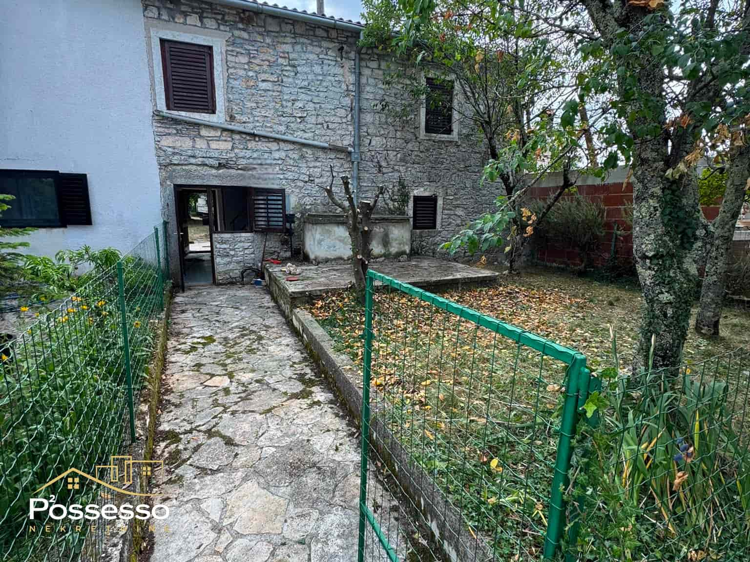 Zabrežani - kamena kuća u nizu s okućnicom - Possesso nekretnine