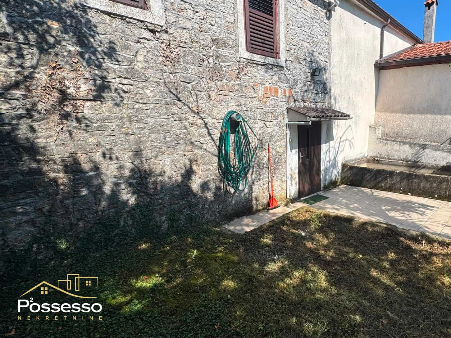 Zabrežani - kamena kuća u nizu s okućnicom - Possesso nekretnine